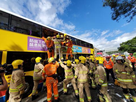 香港兩巴士相撞 事發時相撞約三次