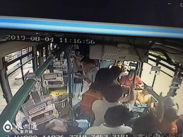 讓座慢遭大媽掌摑 該不該尊這些“為老不尊”的人/>
</p>
<p>
	11點16分58秒左右，大媽坐下，仍舊在說著話。此時，前車廂的安全員穿過擁擠的過道走向女孩和大媽，快到時，大媽突然站了起來，揚起手朝女孩打去。只聽見女孩尖叫“你干嗎打我啊”，迅速來到女孩身邊的安全員站在兩人之間，詢問“干嗎呢”，并用手擋住大媽再次揚起的手，及時制止了。
</p>
<p>
	在大媽打向女孩的瞬間，車廂內的乘客也被嚇一跳。女孩質問大媽“干嗎打人，你動手打人就不對，你要道歉”，<span style=