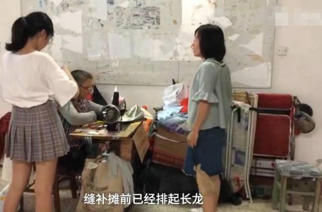 軍訓服蹲下就崩線 給學生提供好一些材料的服裝有多難？